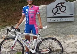 Elisa davani al monumento a Pantani sulla Colletta di Busca-Rossana